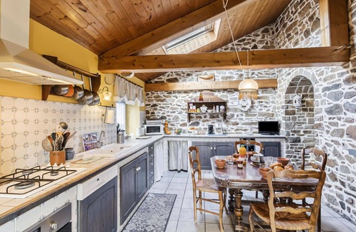Yffiniac House | Stunning private villa for 8 guests with WIFI, TV and pets allowed