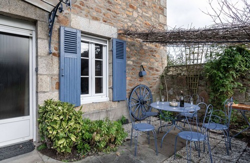 Yffiniac House | Stunning private villa for 8 guests with WIFI, TV and pets allowed