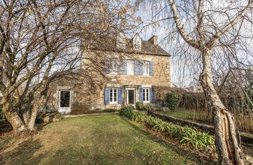 Yffiniac House | Stunning private villa for 8 guests with WIFI, TV and pets allowed