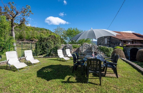 Pella House | Stunning private villa for 6 guests with WIFI, TV, patio and pets allowed