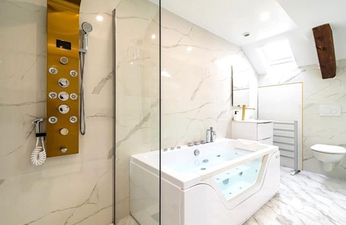 Coutures Apartment | Suite Balnéo hydromassage et rétroprojecteur