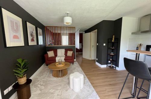 Leguevin Apartment | Suite Rohmer Vidéoprojecteur et cocon intimiste