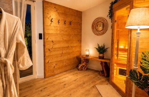 Raon-l'Etape Apartment | Suite Romantique avec Sauna Privatif, Balnéo et Pièce Secrète- Raon-l'étape -Vosges