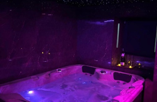 La Mure House | Suite romantique avec jaccuzzi - proche des lacs - La secrète room