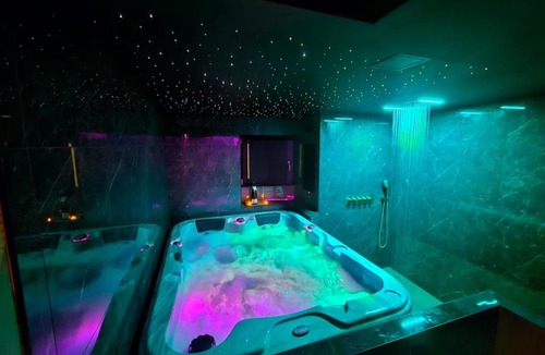 La Mure House | Suite romantique avec jaccuzzi - proche des lacs - La secrète room