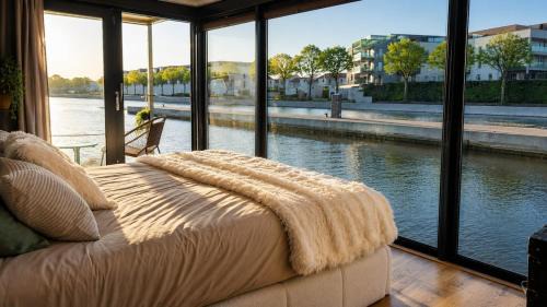 Talange Boat Rental | Suite romantique sur l'eau - Sauna, Rooftop, Bain