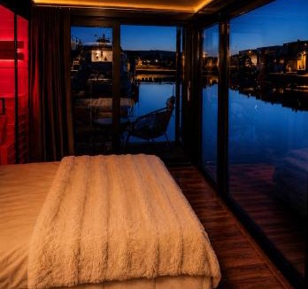 Talange Boat Rental | Suite romantique sur l'eau - Sauna, Rooftop, Bain