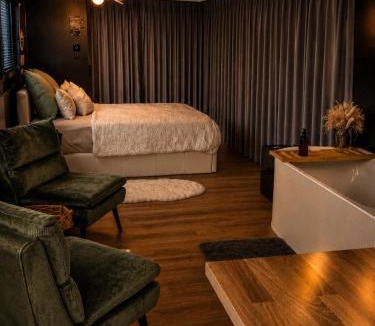 Talange Boat Rental | Suite romantique sur l'eau - Sauna, Rooftop, Bain