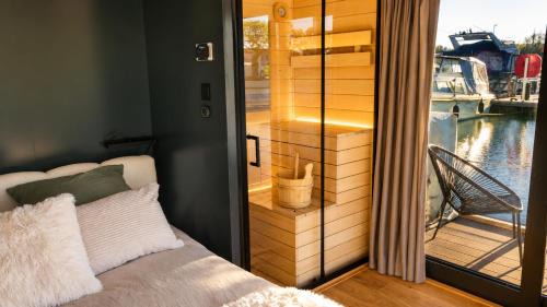 Talange Boat Rental | Suite romantique sur l'eau - Sauna, Rooftop, Bain