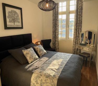 Charleville-Mezieres Apartment | Suites Mana - MAHANA avec VUE SUPERBE sur la Place DUCALE et Parking privé inclus