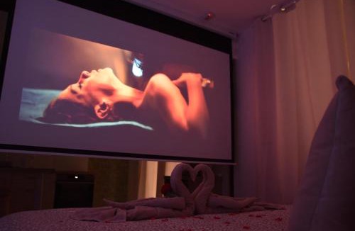 Devant-les-Ponts Apartment | Suites Sensorielles - Love Room Spa - Jacuzzi - Sauna - Cinéma