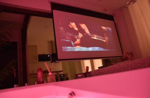 Devant-les-Ponts Apartment | Suites Sensorielles - Love Room Spa - Jacuzzi - Sauna - Cinéma