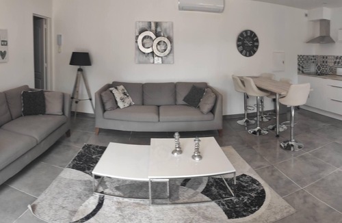 La Roquette-sur-Siagne Apartment | Superb Apt 3p garden level villa with pool
