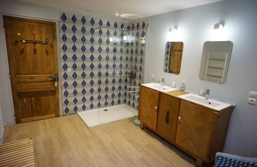 Lourdes House | Superb townhouse near the station for 5 to 10 people