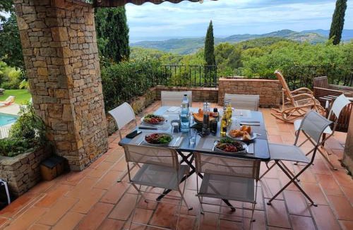 Le Beausset Villa | Superbe villa Calista classée 5 Etoiles pour 12 personnes avec piscine vue mer, proche des plages et du Circuit du Castellet Paul Ricard