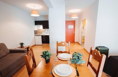 Ax-les-Thermes Apartment | Swimming pool, balcony, parking, tv, ski locker, 31m², Ax-Les-Thermes