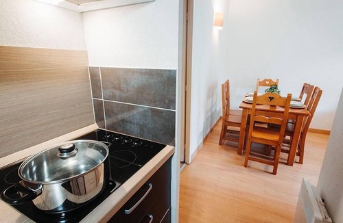 Ax-les-Thermes Apartment | Swimming pool, balcony, parking, tv, ski locker, 34m², Ax-Les-Thermes