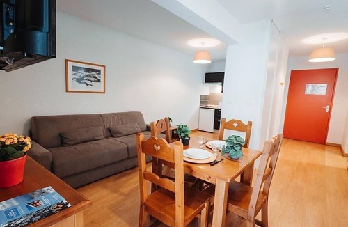 Ax-les-Thermes Apartment | Swimming pool, terrace, parking, tv, ski locker, 36m², Ax-Les-Thermes