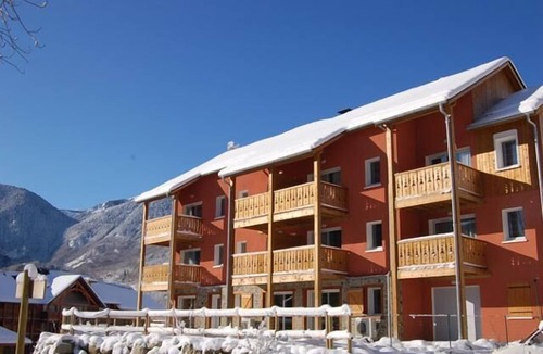 Ax-les-Thermes Apartment | Swimming pool, terrace, parking, tv, ski locker, 36m², Ax-Les-Thermes