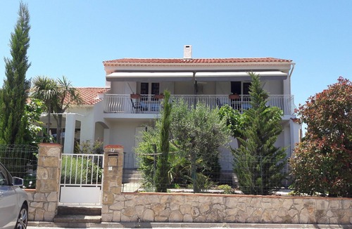 Six-Fours-les-Plages Apartment | T2 garden level in villa. Swimming pool. 500 m. from the sea. 30 mins walk from SANARY