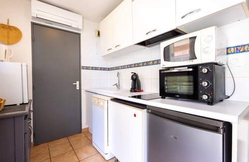 Valras-Plage Apartment | T2 with Pool, Terrace & Parking