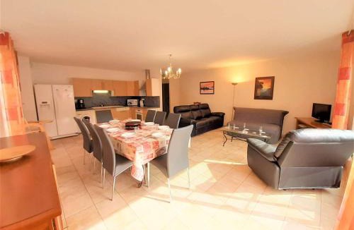 Saint-Lary-Soulan Apartment | T4 8 pers, Wi-Fi, Terrasse, Parking, Centre Saint-Lary-Soulan - FR-1-457-182