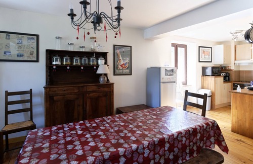 Ax-les-Thermes House | T4 in 6-person house, near town center, thermal baths and ski lift.