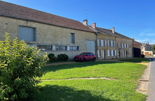 Vendresse House | The Adelaide Boudoir, Charmant gîte avec lit king size et accès PMR