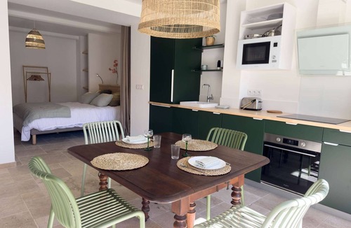 Aigues-Mortes Medieval City House | The Green Suite - a heaven of peace in the heart of the Aigues-Mortes ramparts