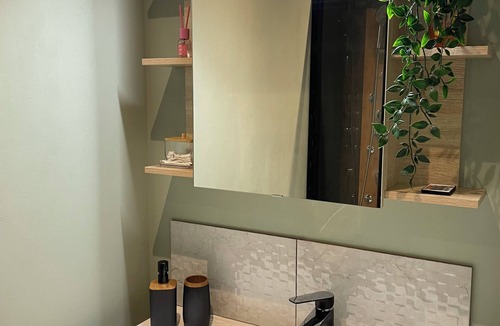 Old Town Apartment | The Jungle Room🌴 located 2 steps from the train station 🚉