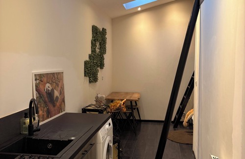 Old Town Apartment | The Jungle Room🌴 located 2 steps from the train station 🚉