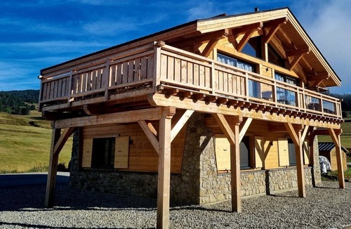 Puyvalador Ski Chalet | THE LAKE COTTAGE