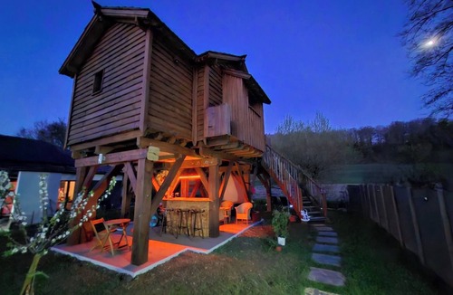 Courchavon Cabin | The perched bathhouse