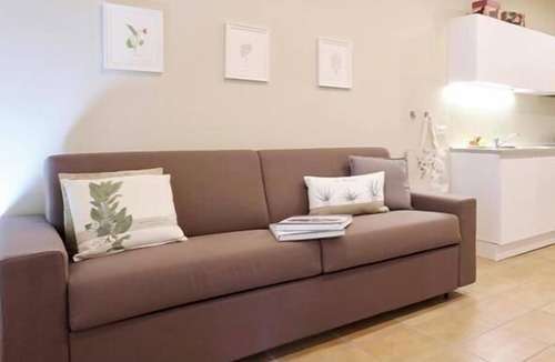 Monforte d'Alba Apartment | The Seven Ways - Birch Apartment with Relaxing Porch