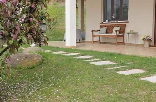 Monforte d'Alba Apartment | The Seven Ways - Maple Apartment with Jacuzzi and Large Porch