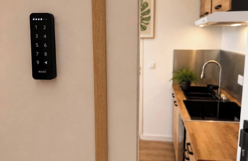 Ploumagoar Apartment | The Traveler's Workshop - Video Projector