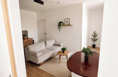 Ploumagoar Apartment | The Traveler's Workshop - Video Projector