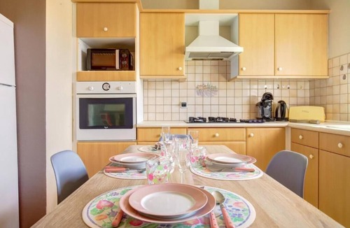 Tournefeuille House | The Van Gogh House: 3 bedrooms, 4 beds, and easy parking