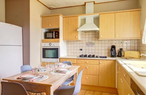 Tournefeuille House | The Van Gogh House: 3 bedrooms, 4 beds, and easy parking