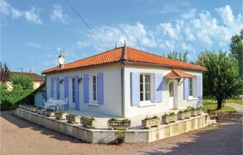 Bassillac and Auberoche House | Three-Bedroom Holiday Home In Bassillac