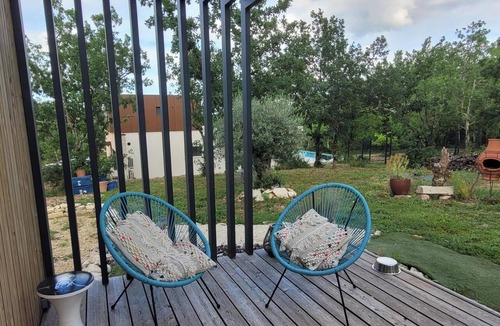 Le Montat Ski Chalet | TINY 2-Bedroom Chalet Near CAHORS with a Terrace and Garden