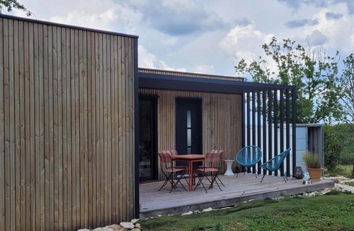 Le Montat Ski Chalet | TINY 2-Bedroom Chalet Near CAHORS with a Terrace and Garden