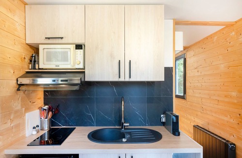 Montreal House | Tiny Home 'D'Artagnan De La Pausa Verda' with Shared Terrace, Private Garden and Wi-Fi
