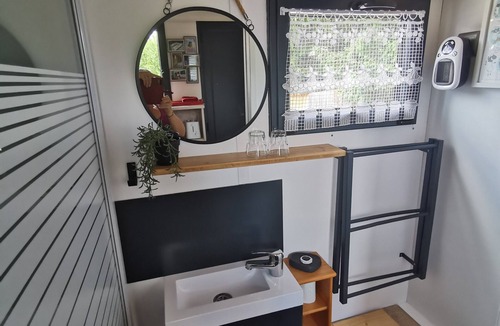 Verbiesles House | Tiny Home 'La Charmotte' with Private Terrace, Wi-Fi and Air Conditioning