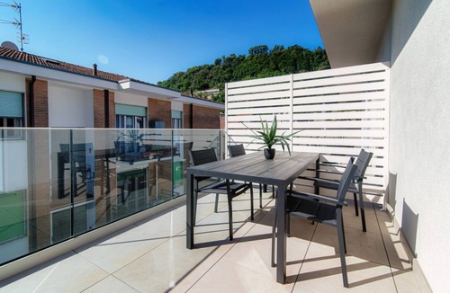 Como Apartment | Torno: Three-room apartment with balcony and easy access to public transport in