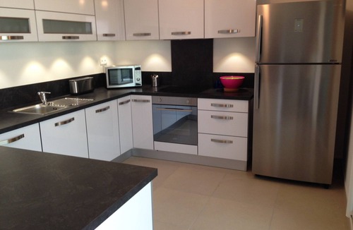 Sanary-sur-Mer Apartment | TOUT A PIED - PLEIN SUD - TERRASSE 55 m2 - CLIMATISATION - WI-FI par la FIBRE -