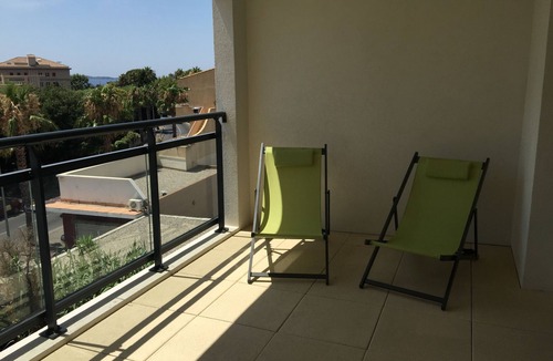 Sanary-sur-Mer Apartment | TOUT A PIED - PLEIN SUD - TERRASSE 55 m2 - CLIMATISATION - WI-FI par la FIBRE -