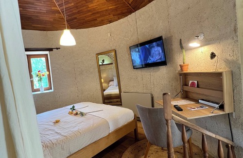 Auch Bed & Breakfast | Tower room, private shower and wc