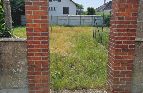 Romorantin-Lanthenay House | Town house with courtyard and garden close to shops.