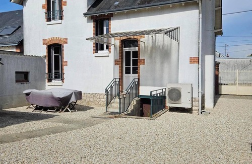 Romorantin-Lanthenay House | Town house with courtyard and garden close to shops.